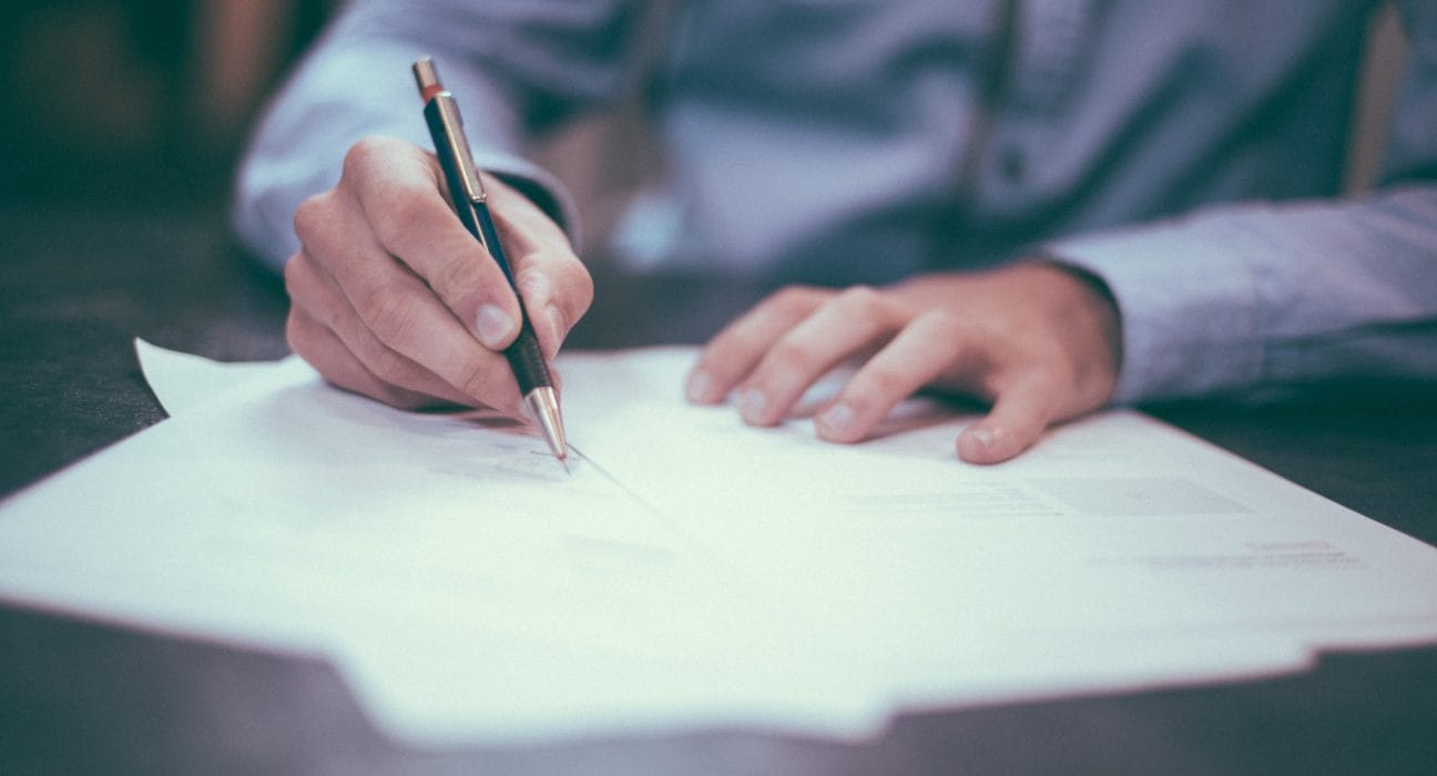 Signature d’un contrat, symbolisant la mise en place officielle d’une aide régionale