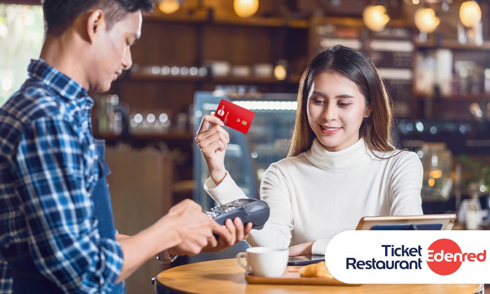Client payant avec la carte Edenred dans un café.