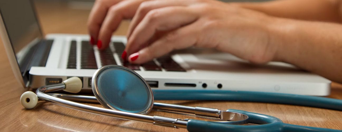 Certificat médical avec stéthoscope et appareil de mesure de la pression.