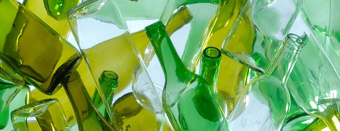 Illustration montrant différentes catégories de déchets recyclés dans des poubelles colorées.