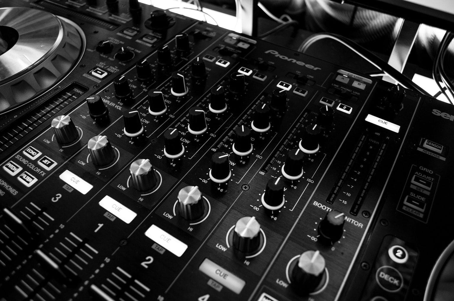 Console de mixage DJ avec boutons et curseurs pour ajuster le son