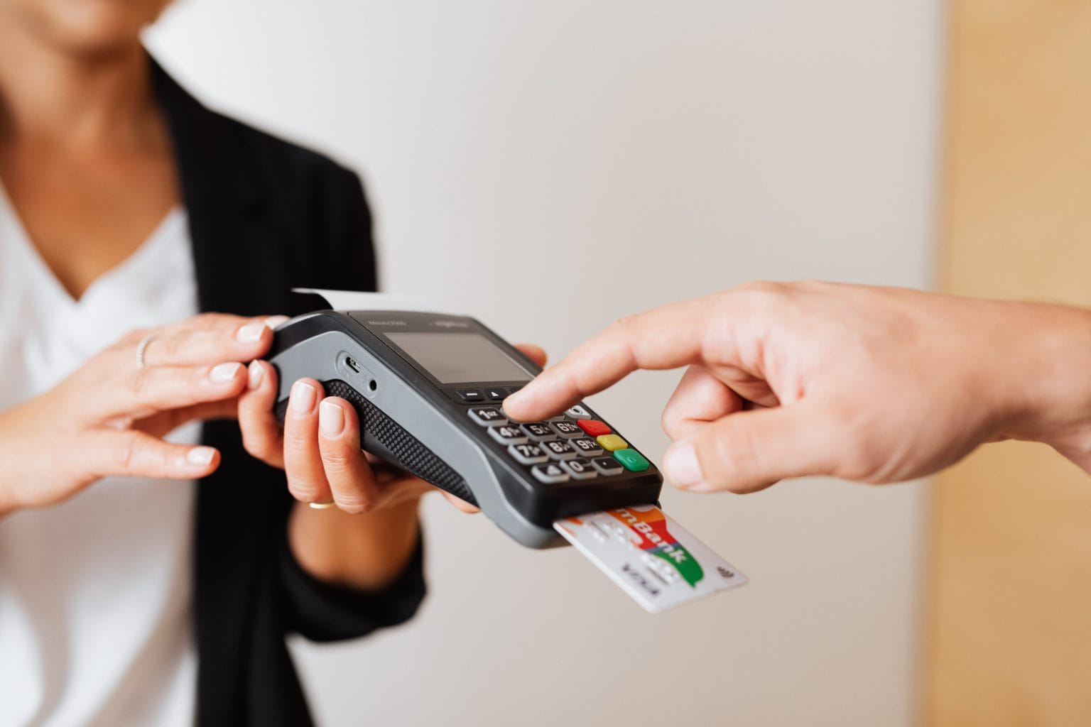 Personne effectuant un paiement électronique avec une carte bancaire.