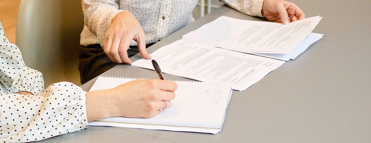 Employées de l'Horeca préparant des documents pour un contrôle éclair SIRS.