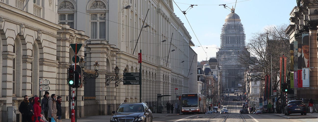 Vue de Bruxelles avec tramway et Palais de Justice