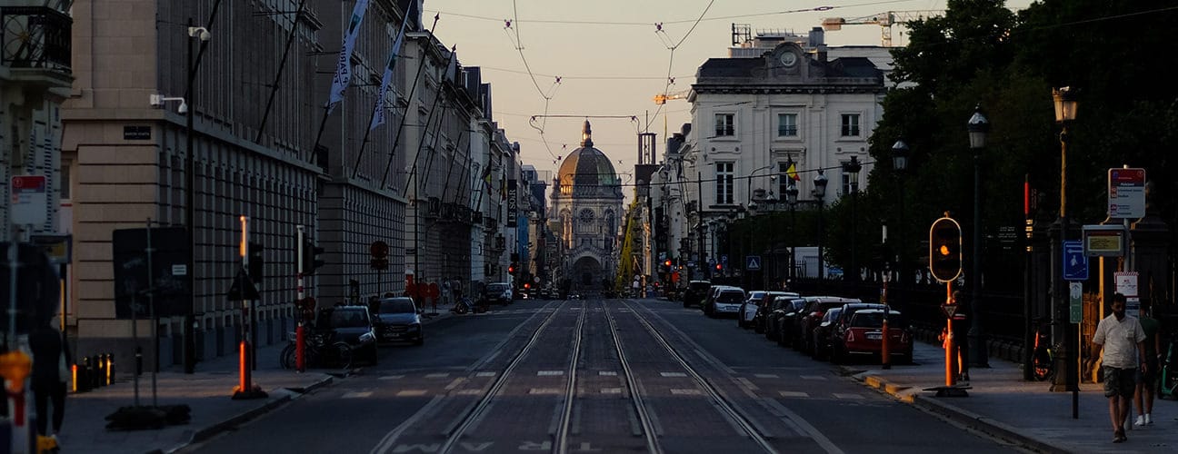 Rue de la ville au coucher du soleil, représentant l'ambiance urbaine de Bruxelles.