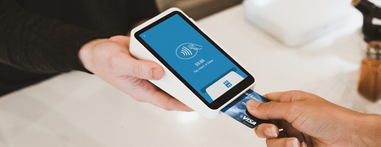 Paiement sans contact avec carte Visa dans un café