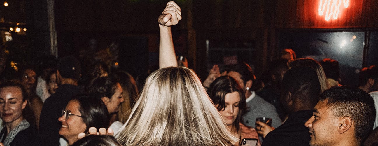 Groupe de jeunes dansant dans un club de nuit à Bruxelles