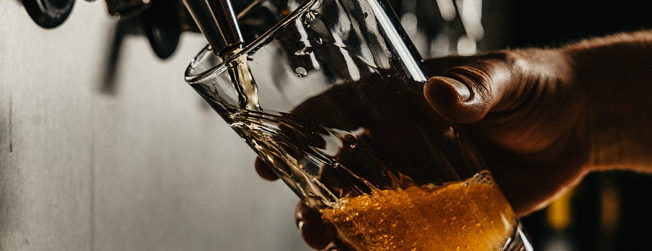 Verre de bière blonde servi à la pression dans un bar