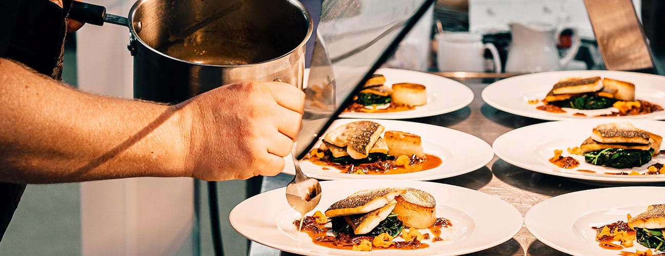 Dressage de plats gastronomiques à Horeca Expo Gand
