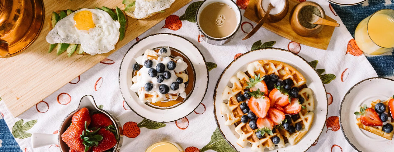 Table de brunch à Bruxelles avec gaufres aux fruits et œufs au plat