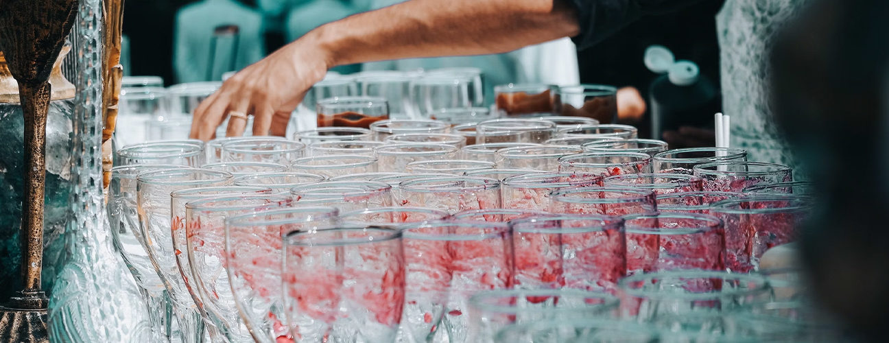 Serveur remplissant des verres avec des boissons pour un événement