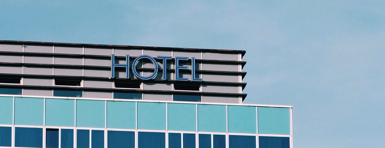 Façade d’un hôtel moderne à Bruxelles, lieu symbolique de l’Horeca
