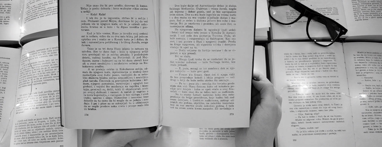 Livres ouverts et lunettes, illustrant l’univers littéraire de Chloé Roose