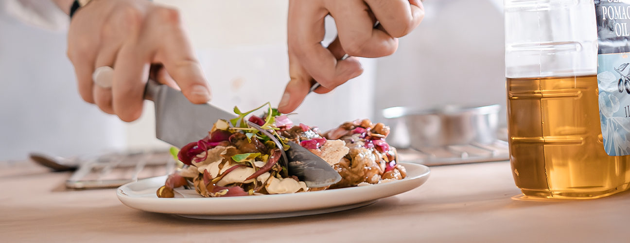 Préparation d’un plat gastronomique par un chef