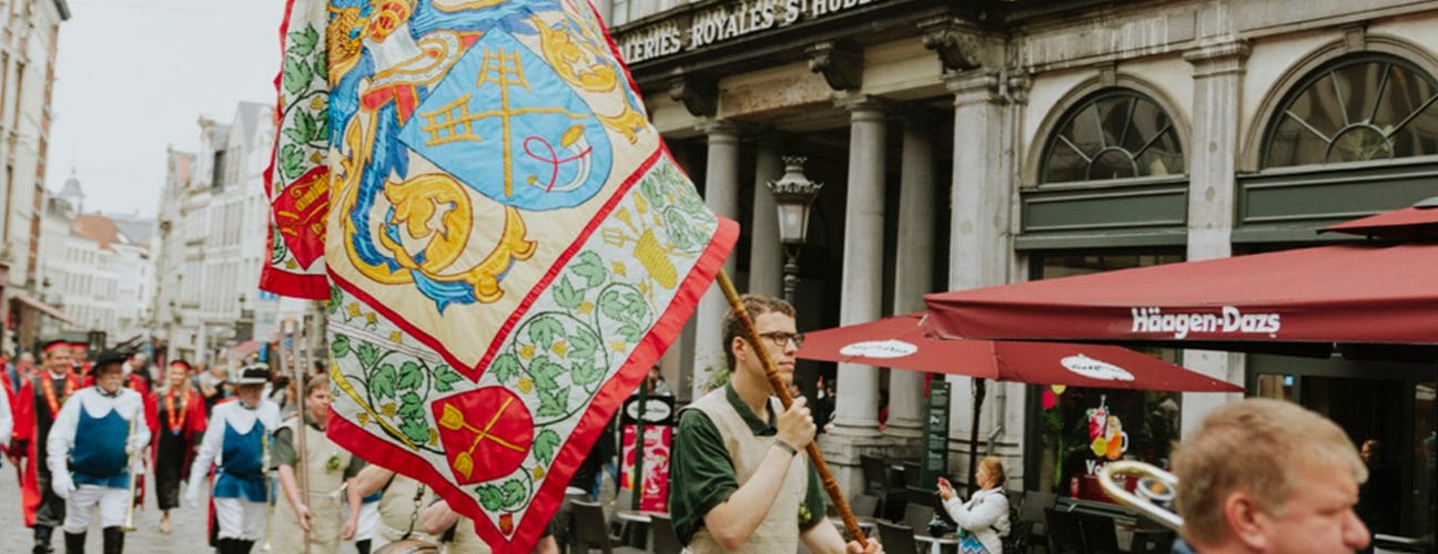 Défilé folklorique dans les rues de Bruxelles lors d’un événement Horeca