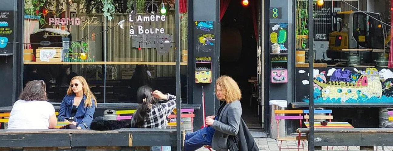 Façade du bar L’Amère à boire avec clients en terrasse à Bruxelles
