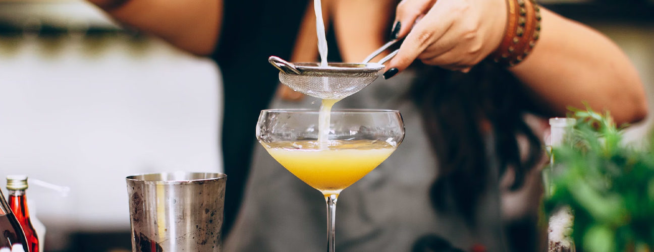 Bannière colorée illustrant l’article Be-Woman dédié aux femmes dans l’alcool