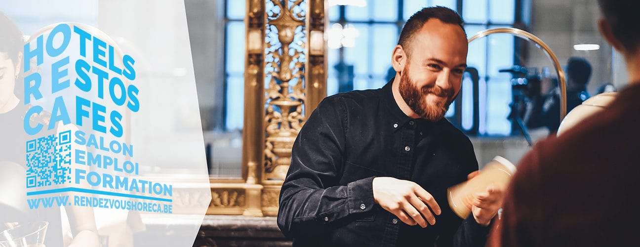 Barista souriant accueillant un visiteur au salon de l’emploi Horeca à Bruxelles
