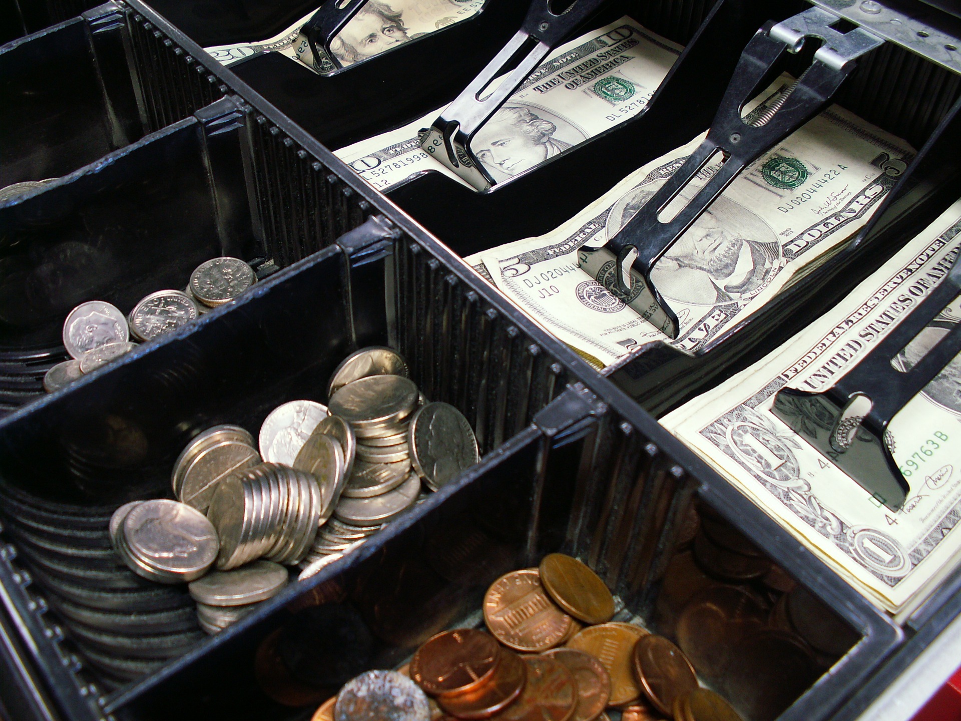 Tiroir-caisse avec billets et pièces de monnaie