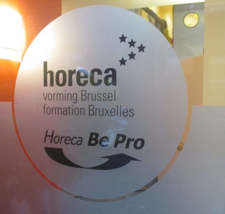 Logo Horeca Be Pro sur une vitre de centre de formation à Bruxelles
