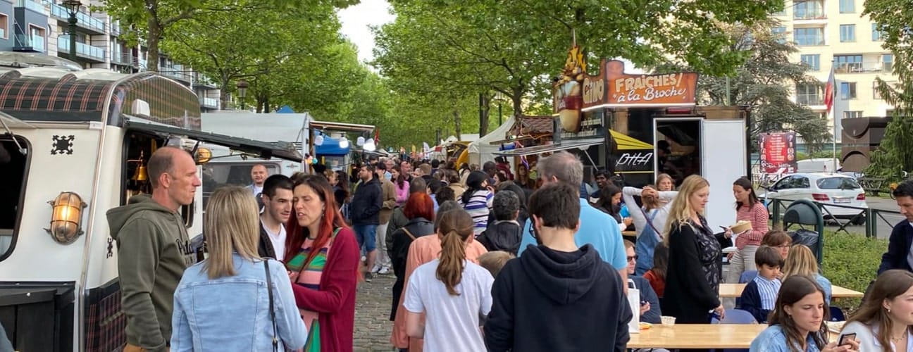 Stands de street food et foule lors du StrEat Fest à Tour & Taxis