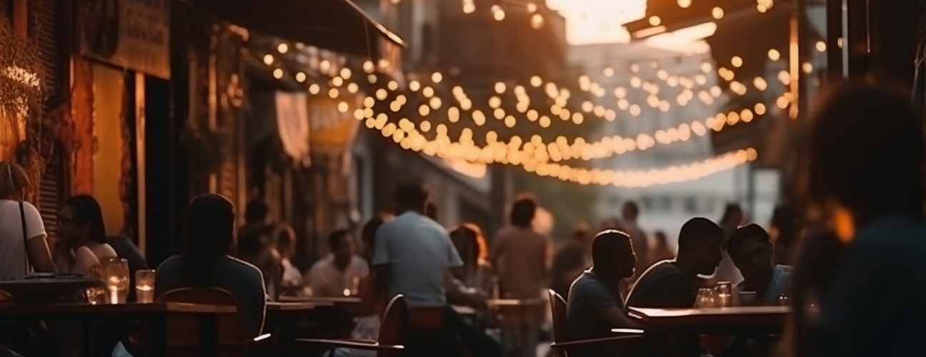 Terrasse animée à Bruxelles sous des guirlandes lumineuses au crépuscule