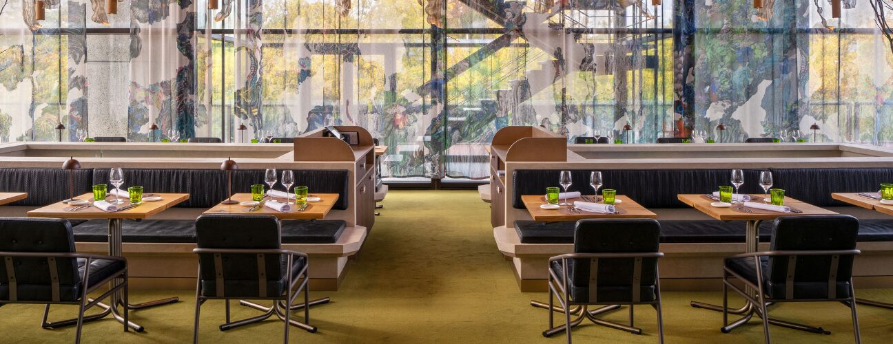 Salle élégante du restaurant Timber avec grandes baies vitrées et décor artistique.