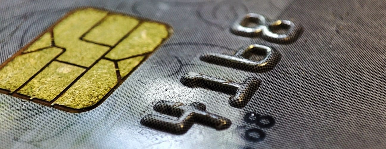 Gros plan sur une puce de carte bancaire