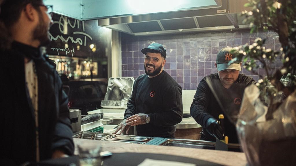Georges Baghdi Sar et son équipe en cuisine au restaurant My Tannour.