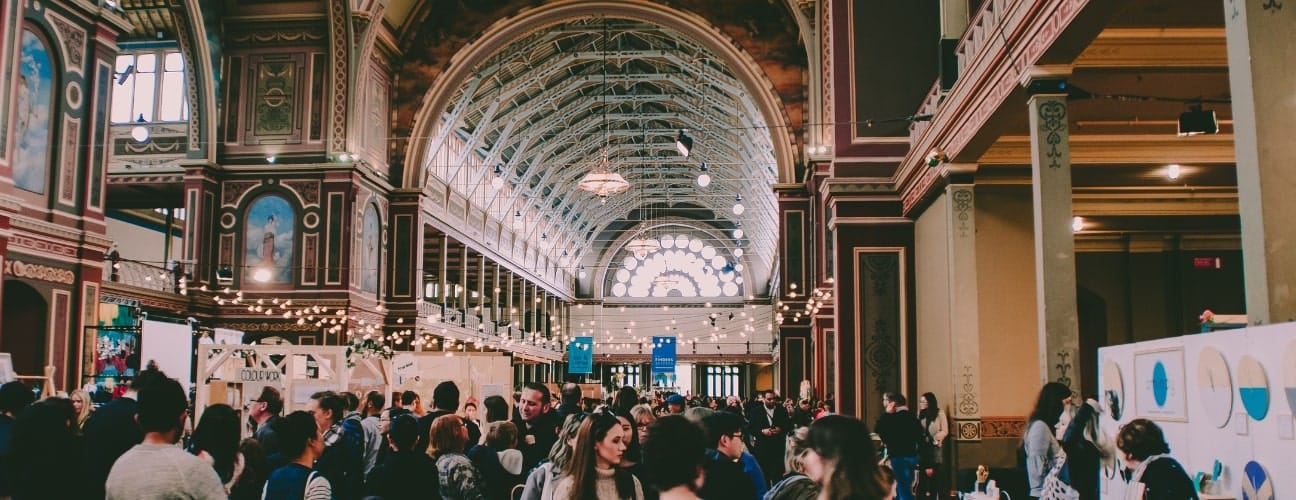 Rassemblement professionnel dans un grand hall d’exposition décoré