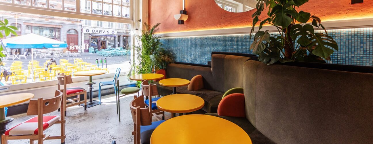 Intérieur du restaurant Le Botaniste avec comptoir et chaises hautes