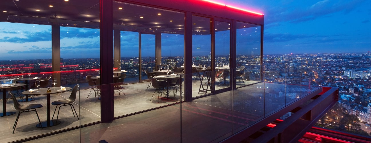 Restaurant La Villa In The Sky avec vue panoramique sur Bruxelles de nuit