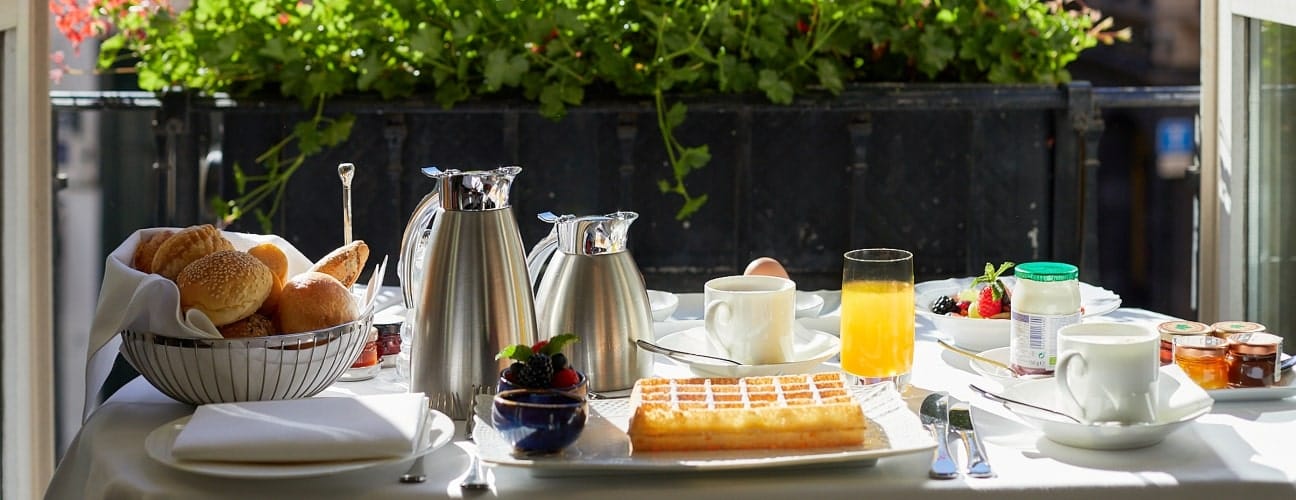 table de petit-déjeuner dressée sur une terrasse d’hôtel