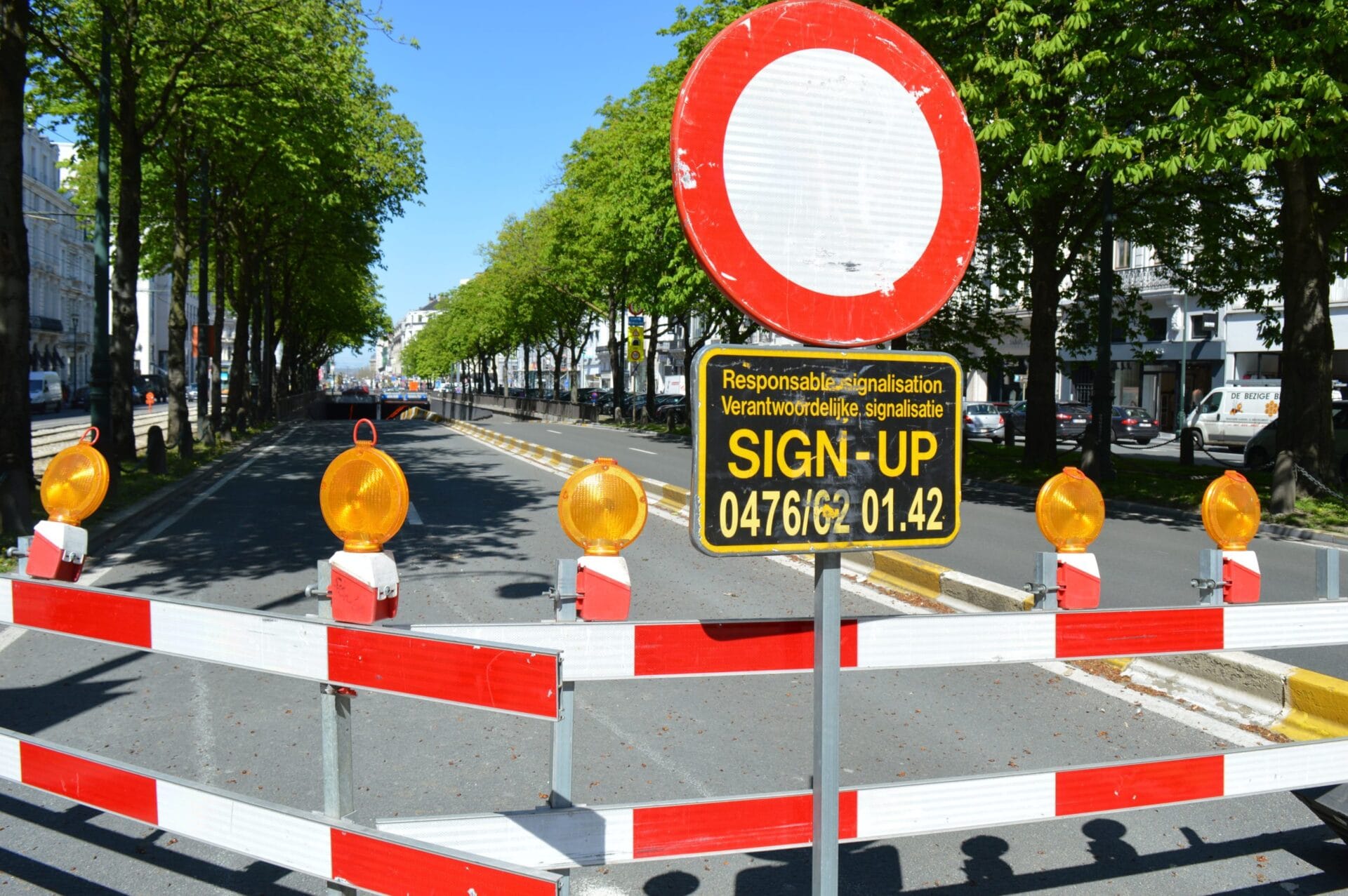 Barrières et signalisation dans une rue de Bruxelles, illustrant les impacts du plan Good Move sur le secteur Horeca.