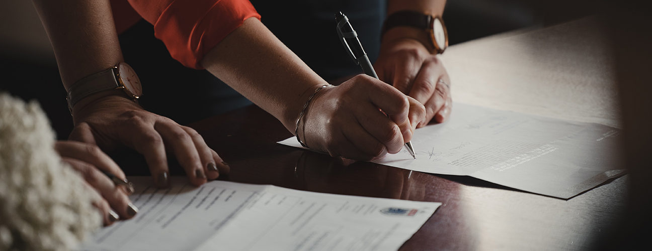 Signature de documents pour conversion de société en SRL