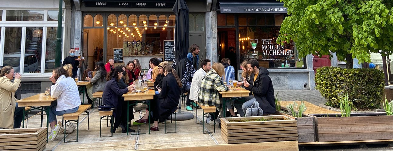 Clients en terrasse devant un café bruxellois